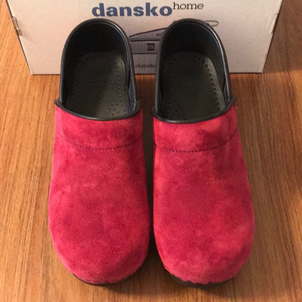 NWOT Dansko Raspberry Suede Size EURO 39